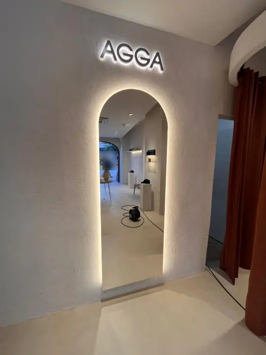 Espejo en arco con iluminación LED trasera y rótulo luminoso en un comercio