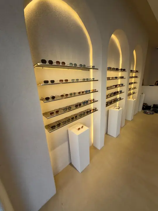 Hornacinas en arco con iluminación LED indirecta en un expositor de gafas
