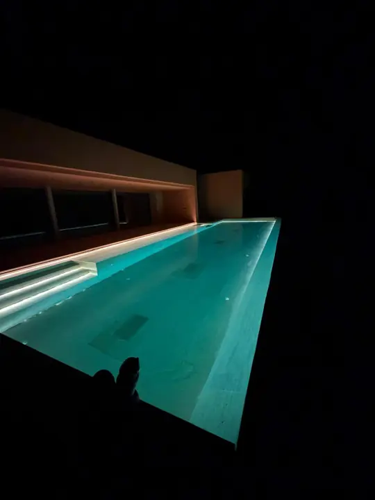 Piscina interior con iluminación LED perimetral y en los escalones
