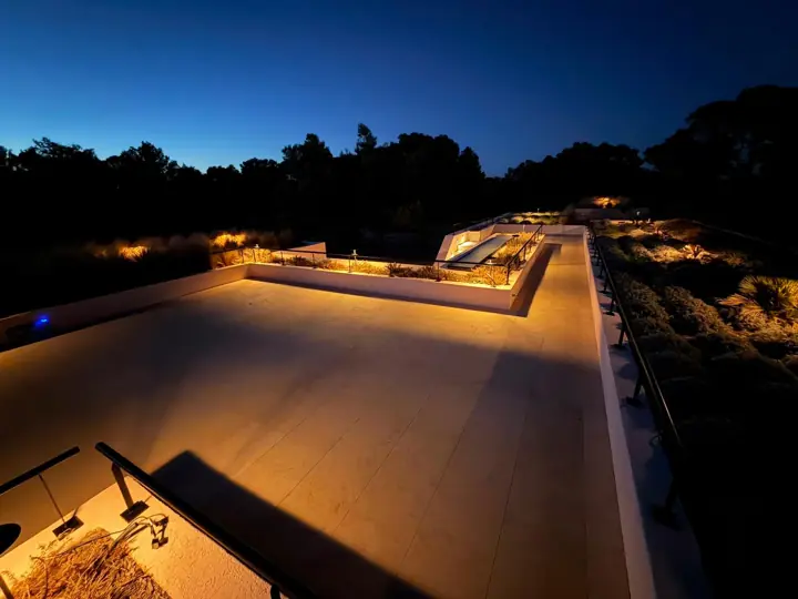 Azotea con iluminación perimetral LED y balizas de jardín