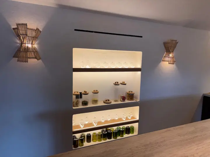 Hornacinas con iluminación LED y apliques de ratán en una cocina