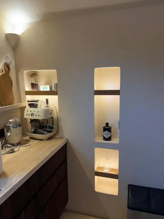 Hornacinas iluminadas con LED en una cocina