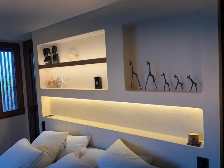 Cabecero de dormitorio con hornacinas retroiluminadas con LED