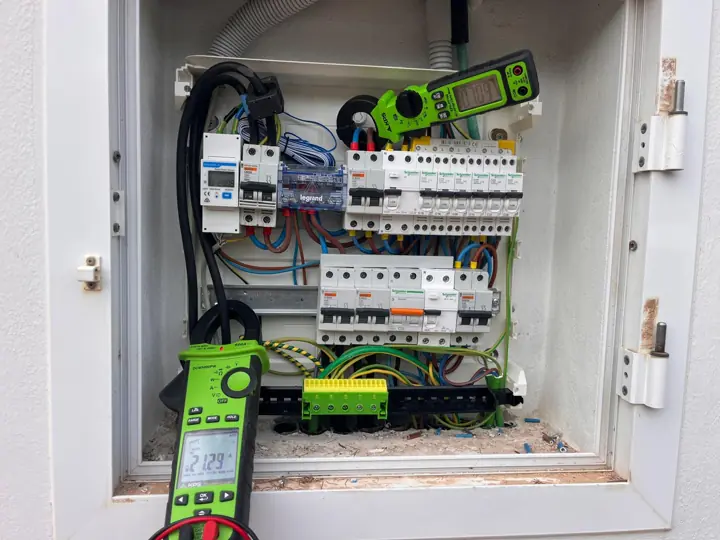 Cuadro eléctrico de vivienda con protecciones y medición con pinzas amperimétricas